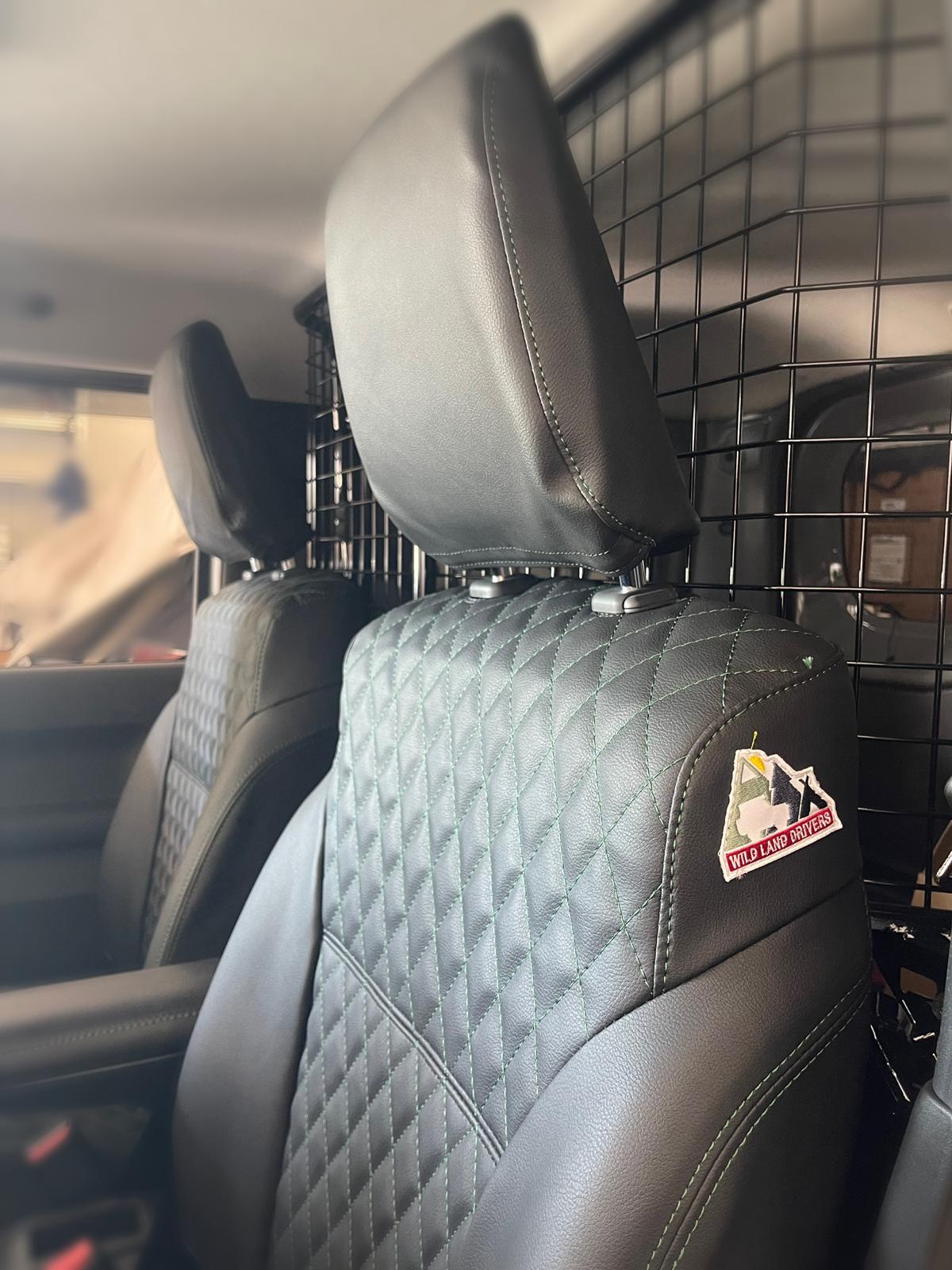Sitzbezüge Suzuki Jimny Karomuster schwarz mit grünen Nähten